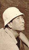 https://upload.wikimedia.org/wikipedia/commons/thumb/4/48/Akirakurosawa-onthesetof7samurai-1953-page88.jpg/120px-Akirakurosawa-onthesetof7samurai-1953-page88.jpg